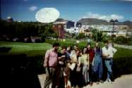 Los miembros del KBA. Al fondo, la c�pula y la antena del 
Museo de la Ciencia y el Cosmos