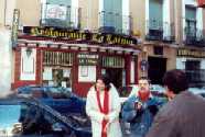 Delante del restaurante donde comimos, en el castizo barrio de La Latina